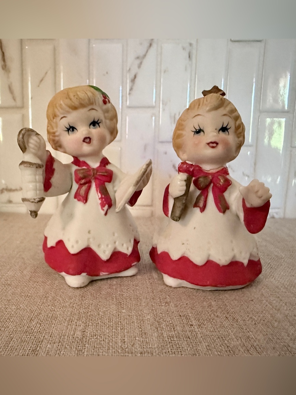 Vintage Ceramic Pair of Caroler Figurines Hand Painted Red,White,Gold,Green